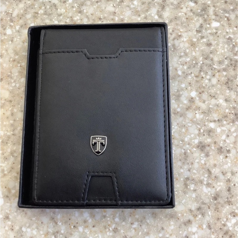 Tumi Black Key & Card Holder with Minimalist Design